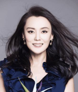 演员梁爱琪丝袜,梁爱琪演绎丝袜下的风情万种