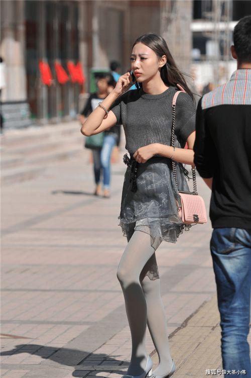 街拍丝袜丝脚图片,街头时尚风情一瞥